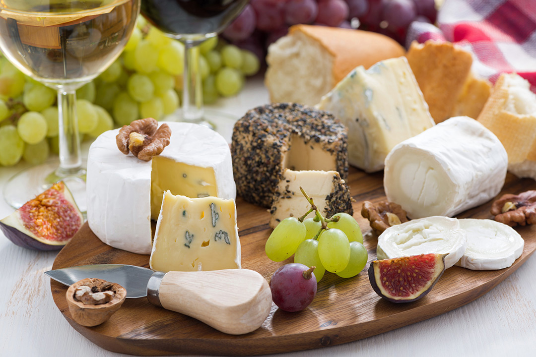 HOW TO CREATE A CHEESE BOARD FOR A DINNER PARTY